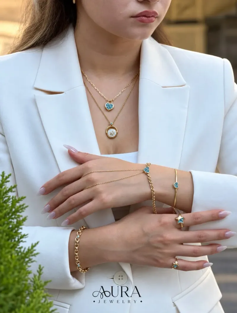 Aura Sarraf: Altının zarafeti, mavi taşların enerjisiyle tamamlanıyor. ✨💙 Katmanlı kolyeler, el takısı, bileklik ve yüzük…