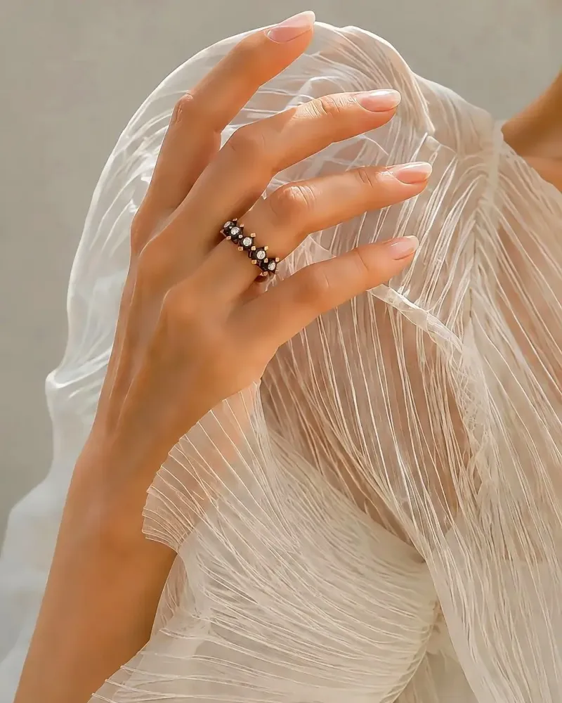 Halis Kuyumculuk: Klasiklerden sıkılanlara yeni bir favori. Karakterli tasarım, zamansız ışıltı. 3,4 gr | 0,20 ct 💎 📩 Bilgi…